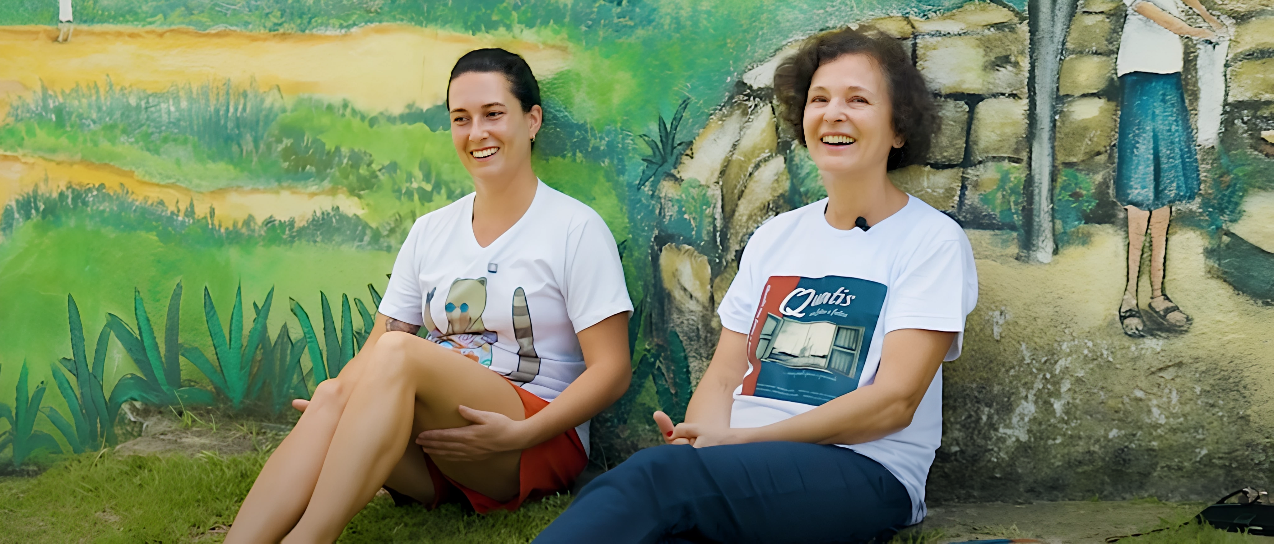 Mulher de 68 anos de idade em a um muro pintado